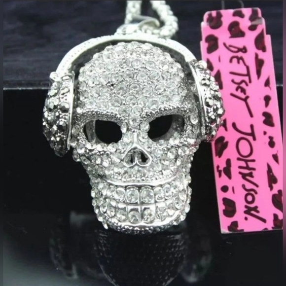 Silver plated crystal skull wearing headphones necklace with adjustable chain - Picture 3 of 15